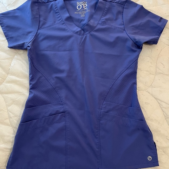 Barco Uniforms Blue Fitted V-Neck Short Sleeve Scrub Top - Picture 1 of 1